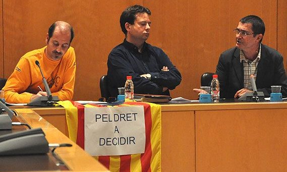 El regidor d'ICV Salvador Matas replica al regidor d'ERC Jordi Savall amb el regidor del PSC, Oliver Klein al mig, en un moment del debat de la moció d'ERC al ple d'ahir al vespre