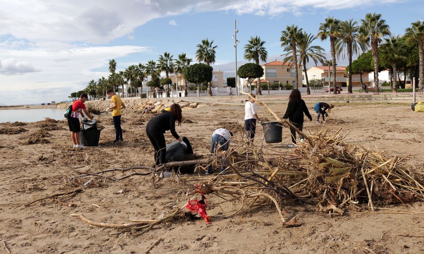 Els alumnes de l'institut Baix Camp de Reus van netejar les platges el passat dijous