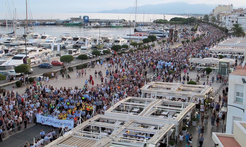 Manifestació celebrada l'agost de 2017, com a repulsa a l'atemptat gihadista comès a Cambrils i que va recórrer la façana del port