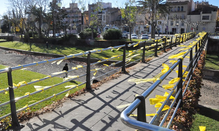 Llaços grocs a la barana de la passarel·la de davant els blocs la Salle
