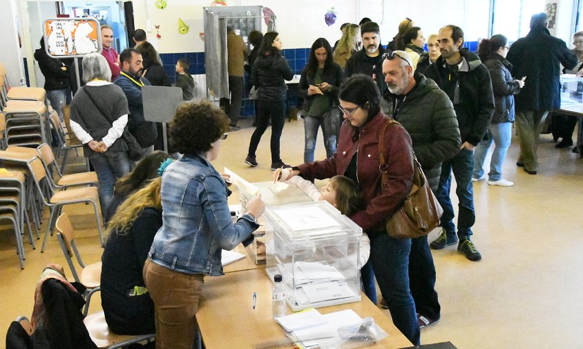 Votacions al col·legi electoral de l'escola Guillem Fortuny, a Vilafortuny