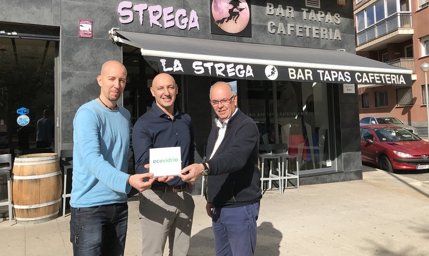 Lliurament del premi que Ecovidrio ha sortejat entre els establiments hostalers del municipi al propietari del bar La Strega de l'Hospitalet de l'Infant