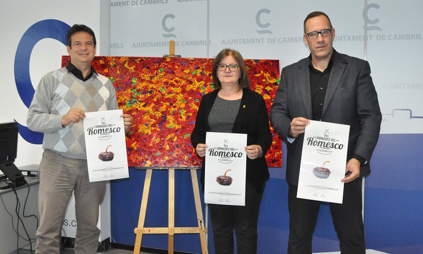 Presentació de les Jornades del Romesco, ahir al matí. D'esquerra a dreta: Oliver Klein, Camí Mendoza i Joan Gómez amb l'obra de Marcel Aragonès al darrere