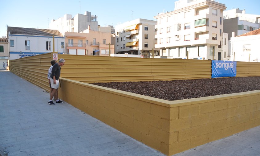 Aspecte de la tanca que es va adequar a la plaça, aquest estiu