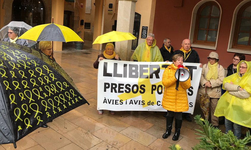 Els Avis i Àvies, ahir, a la plaça de la Vila