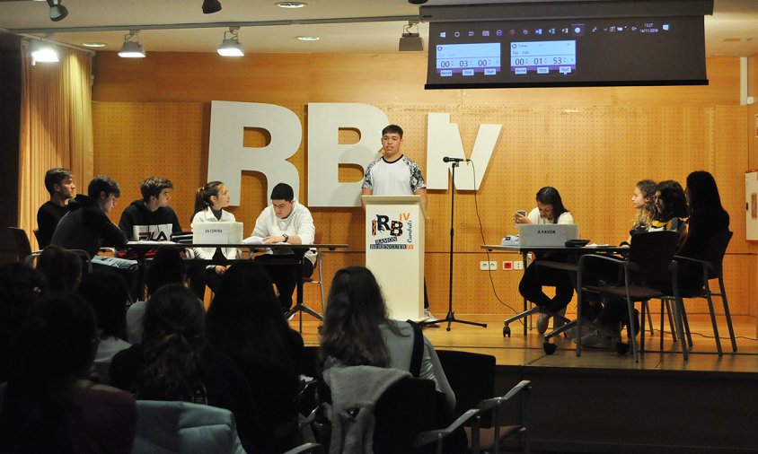 Un moment del debat que van dur a terme els alumnes de Batxillerat, ahir al migdia