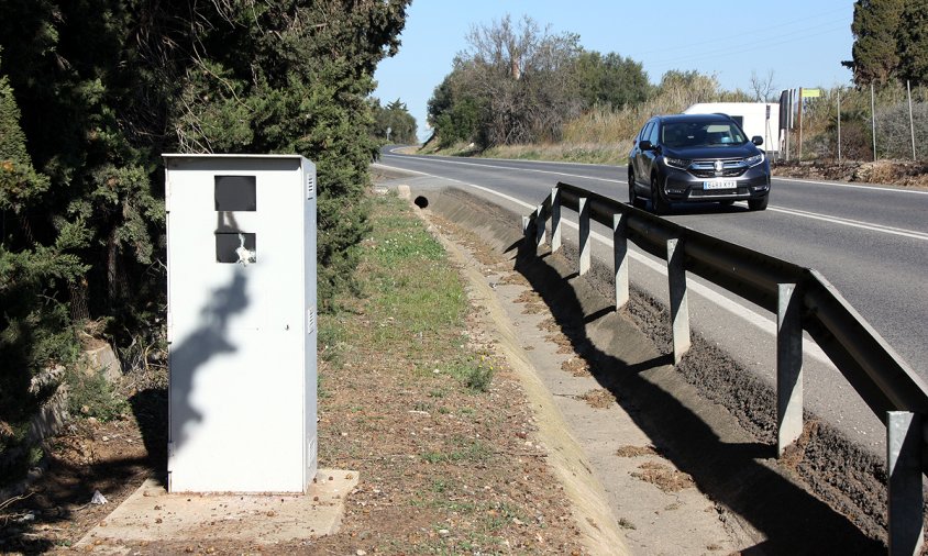 Imatge del radar boicotejat amb pintura a la TV-3141 (carretera de Misericòrdia), al terme municipal de Cambrils