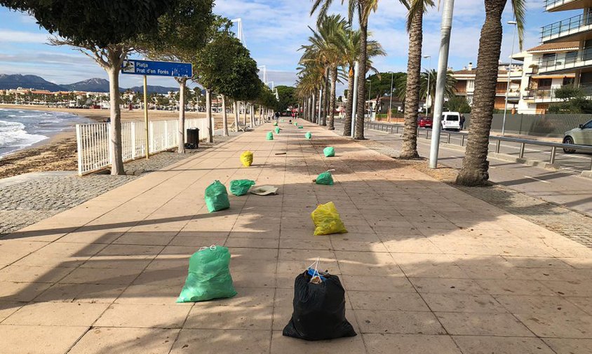 Imatge de les bosses de brossa recollides el passat diumenge a la platja del Regueral