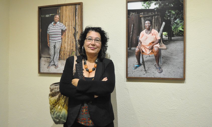 Esther Pérez Berenguer al costat d'algunes de les imatges de la mostra