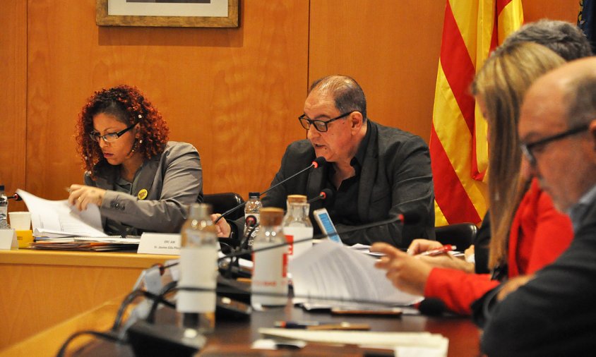 El regidor d'Hisenda, Jaume Gila, fent la lectura dels números de les modificacions de crèdit aprovades en el ple