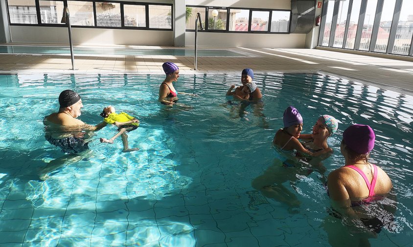 Fotografia d'una de les sessions aquàtiques que han realitzat nens i nenes de l'Escola La  Muntanyeta - Associació Provincial de Paràlisi Cerebral a la piscina municipal coberta de l'Hospitalet de l'Infant