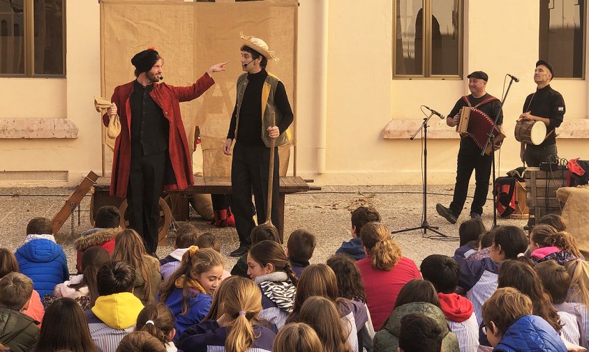 Un imatge de la representació de l'espectacle al pati de l'edifici La Salle del col·legi Cardenal Vidal i Barraquer