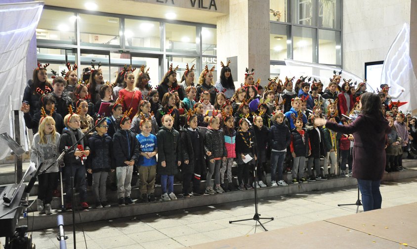 Els cors de l'Escola Municipal de Música han interpretat quatre nadales en l'acte oficial de l'encesa de l'enllumenat de Nadal