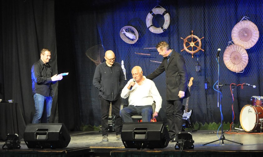 Homenatge a Siscu Mulet, dalt de l'escenari, acompanyat de Carlos Rom, Pep Pellicer i el presentador de l'acte, Pere Martí