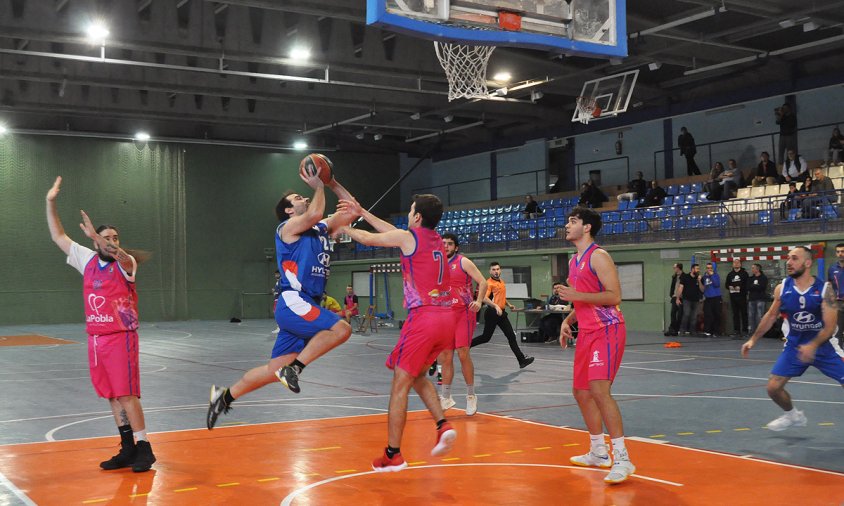 Un moment del partit entre el CB Cambrils i La Pobla de Mafumet, el passat diumenge al migdia