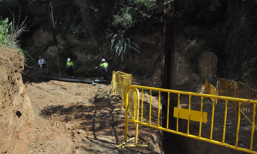 Les obres de l'avinguda de l'Esport hauran de salvar el barranc de la Verge del Camí amb un pont. A la fotografia, imatge d'arxiu de les obres de construcció de la canonada d'aigua del polígon Belianes, el maig de 2013