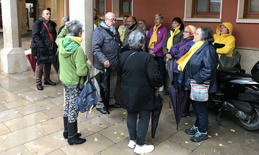 Els Avis i Àvies es van mantenir sota els porxos de la plaça de la Vila, en la concentració d'ahir