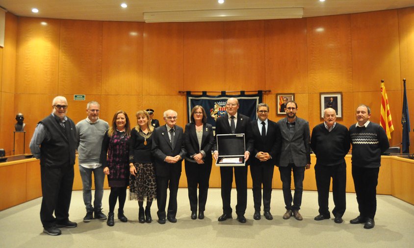 Imatge de l'acte de lliurament de les distincions de l'any passat amb els membres del Centre d'Estudis Cambrilencs juntament amb l'alcaldessa Camí Mendoza