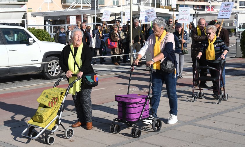 Els manifestants van travessar els pasos de vianants de la façana del port