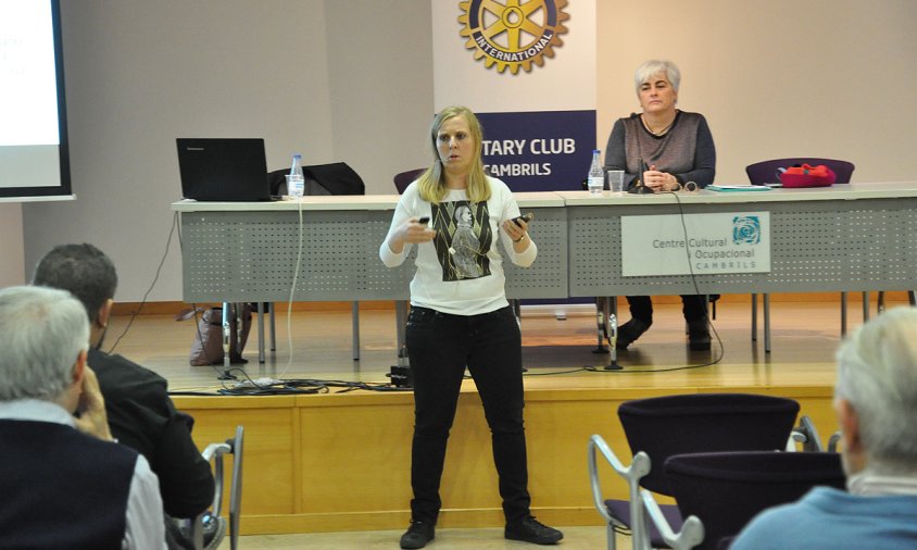 L'enginyera cambrilenca Lydia Alonso i Olga Gibert, al seu darrere, presidenta del Rotary Club Cambrils