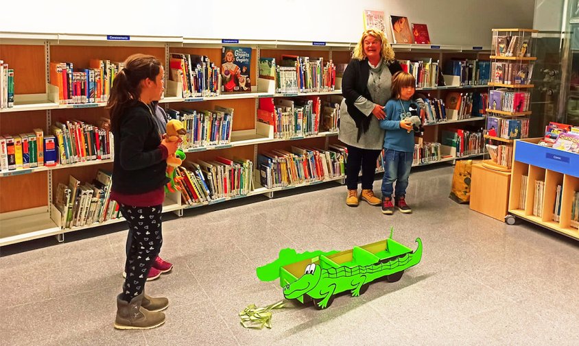 Un moment de la sessió de contes a càrrec de Montse Parra, ahir a la tarda