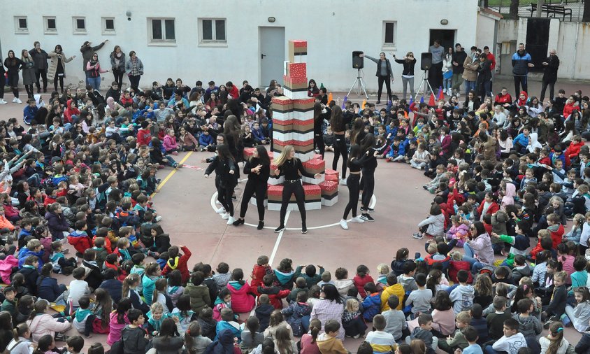 Els alumnes del col·legi Cardenal Vidal i Barraquer van muntar un castell al pati de l'edifici Vedruna