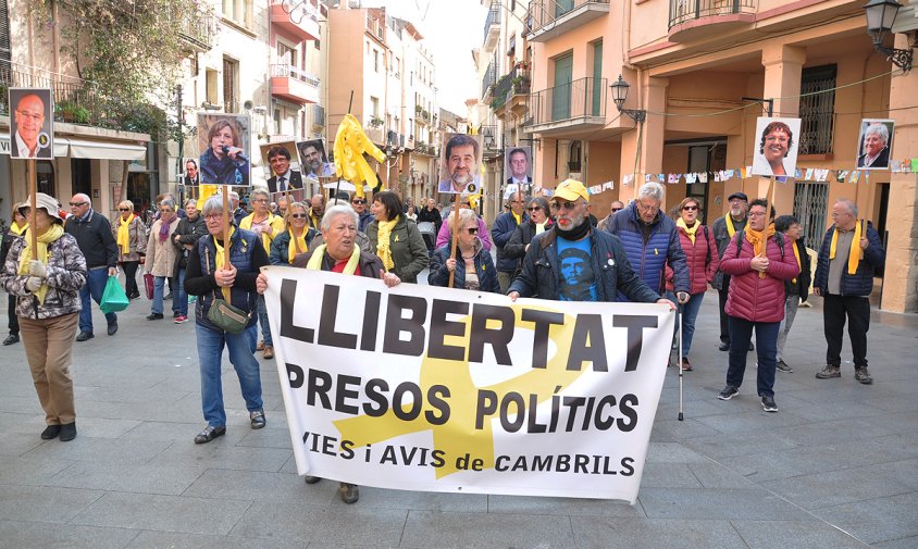 Els Avis i Àvies, ahir, a la plaça de la Vila