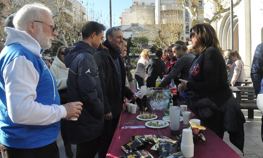 Un moment del vermut solidari de les penyes, ahir al migdia, a la plaça de l'església de Sant Pere