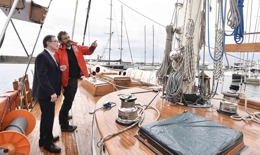 El director general de la Fundació ”la Caixa”, Jaume Giró, va visitar l’Astral acompanyat del fundador i director d’Open Arms, Òscar Camps