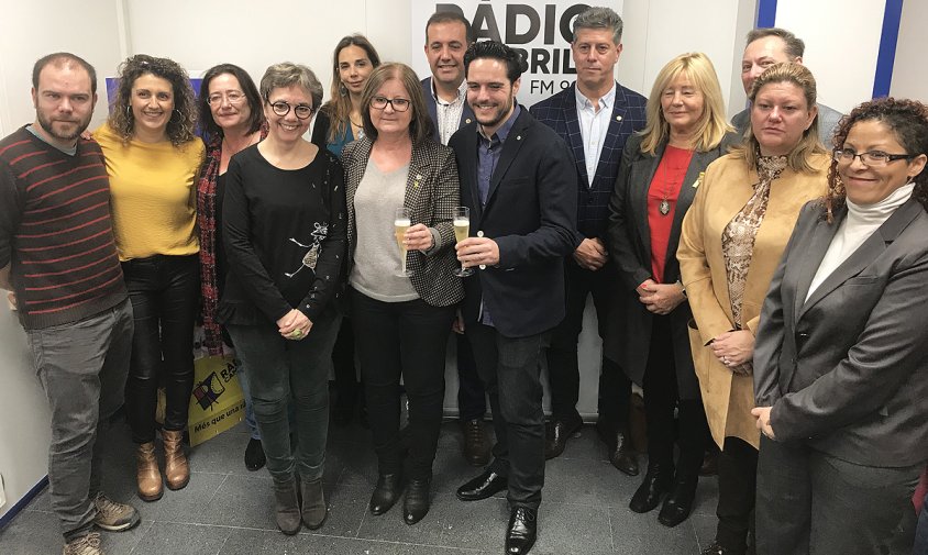 Els dos treballadors de Ràdio Cambrils amb bona part del consistori, aquest passat dissabte al matí, a les instal·lacions de Ràdio Cambrils