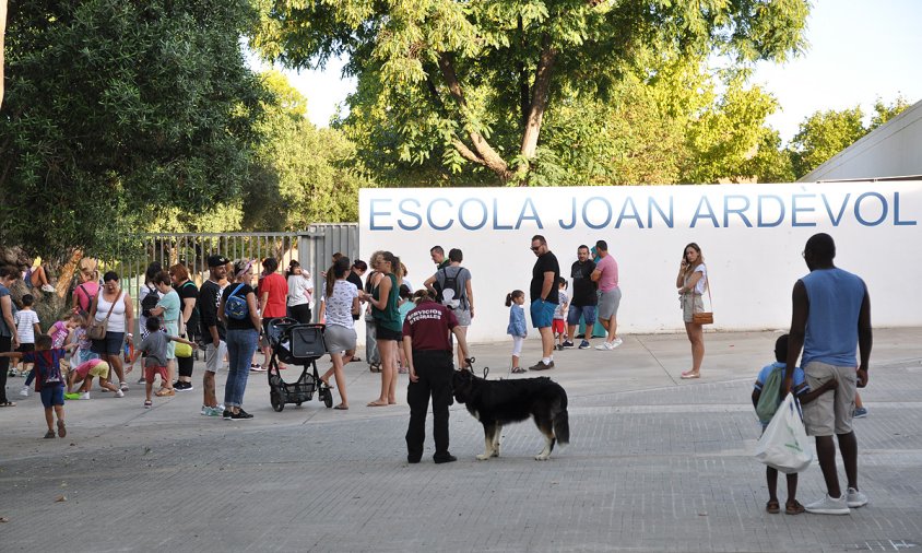 Imatge d'arxiu d'una entrada a l'escola Joan Ardèvol