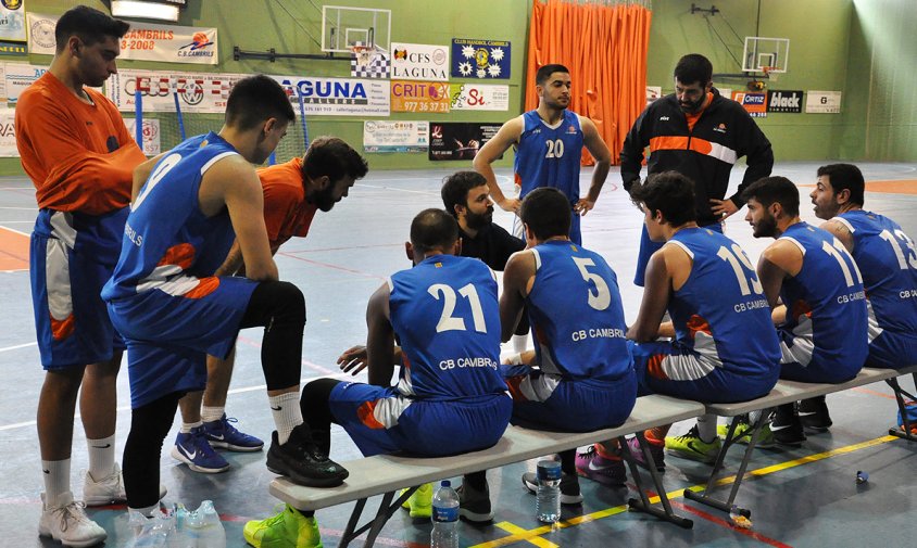 El míster Xavier Fernàndez dirigint-se als jugadors del CB Cambrils en un partit d'aquesta temporada