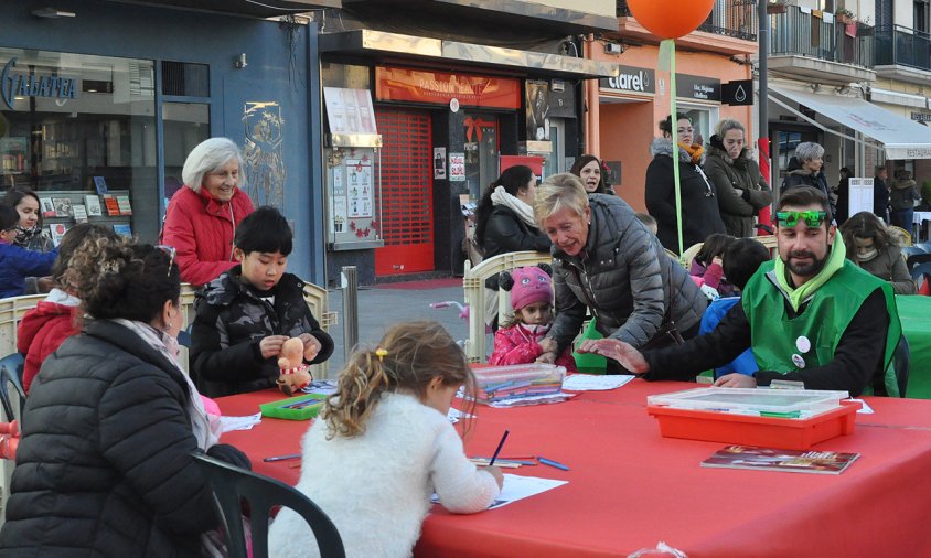 Imatge dels tallers de manualitats que es van organitzar l'any passat a la plaça del Pòsit