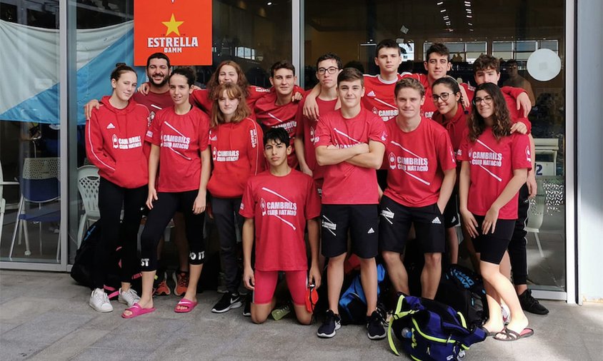 Foto de grup de l'equip infantil-júnior del Cambrils Club Natació