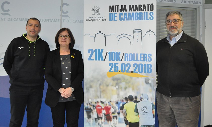 Presentació de la Mitja Marató de Cambrils. D'esquerra a dreta: Juanan Fernández, Camí Mendoza i Josep Maria Vallès