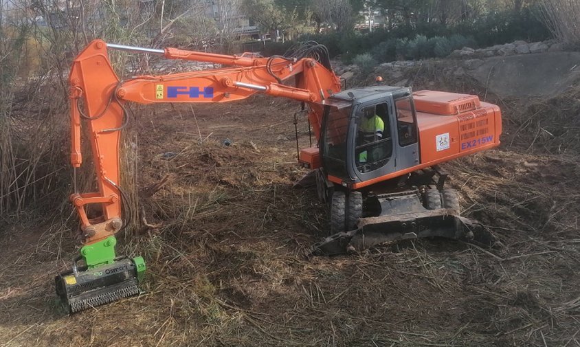 la neteja de la riera de Maspujols s'ha iniciat per la part propera a la desembocadura