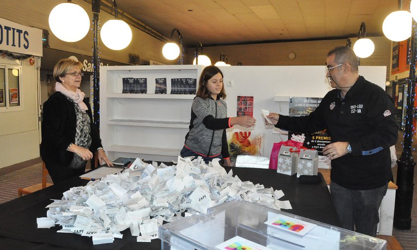 Un moment del sorteig de la Unió de Botiguers, ahir al migdia, al Mercat Municipal de la Vila