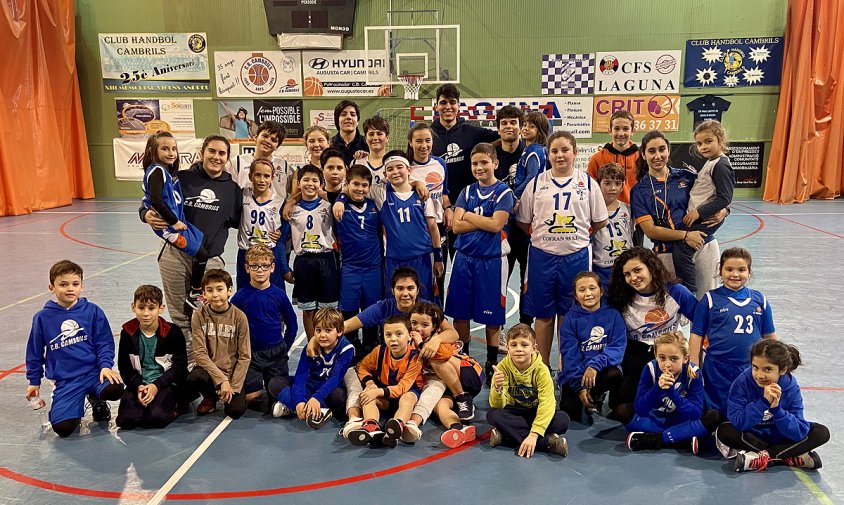 Foto de família dels participants al campus de bàsquet i els monitors