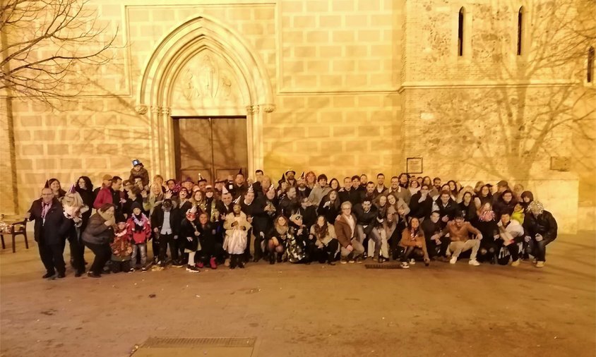 Gent reunida a la plaça de l'església de Santa Maria la passada nit de de Cap d'Any