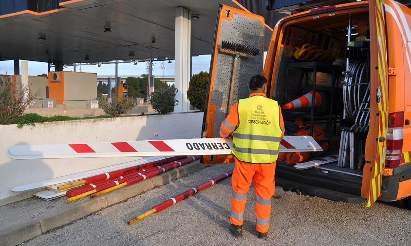 Un operari carrega, aquest matí, les barreres que fins ara estaven col·locades als peatges de l'autopista Ap-7, a Cambrils