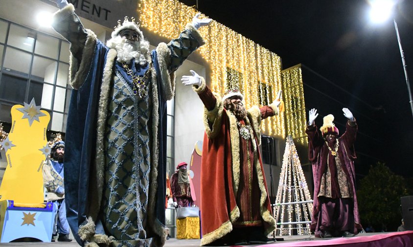 Els tres Reis Mags dalt de l'escenari situat davant l'edifici consistorial, aquest passat diumenge
