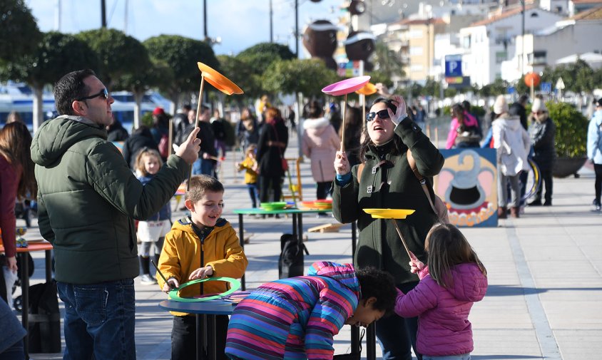 Grans i petits van poder utilitzar els jocs col·locats al passeig Miramar