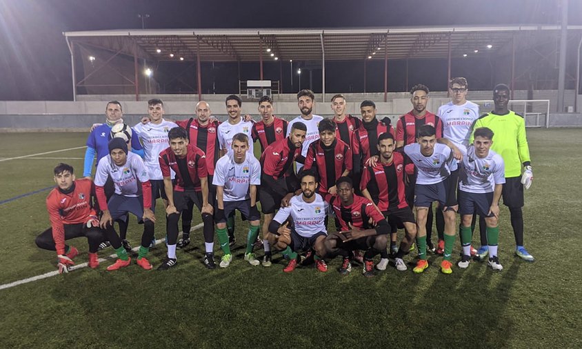 Foto de grup dels jugadors del Marina Cambrils i el CF Reus Roig i Negre