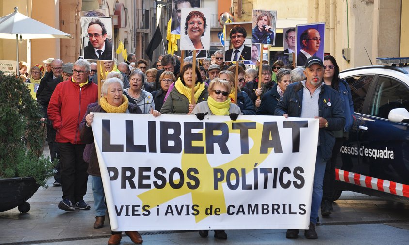 Els Avis i Àvies, ahir, a la plaça de la Vila