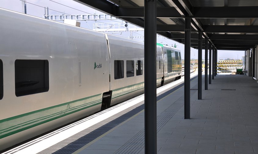 Tren Talgo aturat a l'estació de Cambrils el juny de 2017, en un viatge de prova