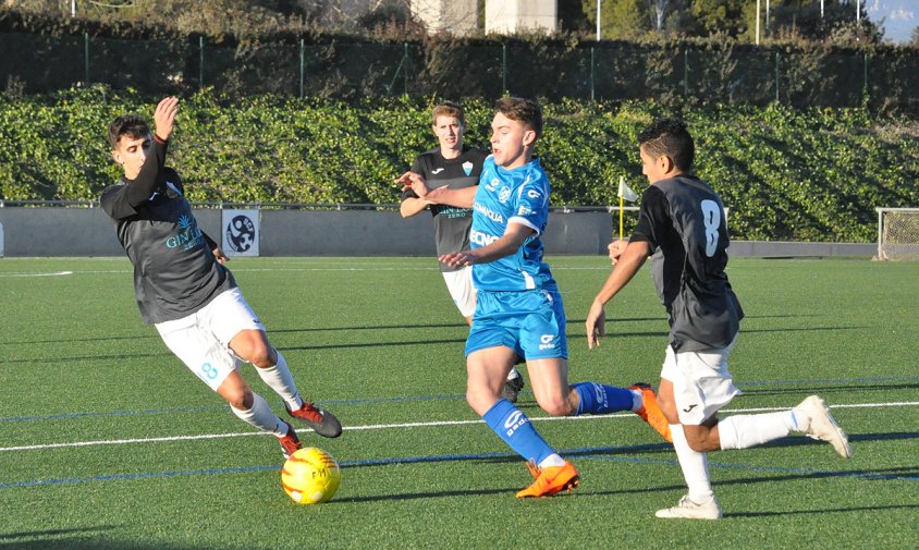 Un moment del partit entre el Cambrils Unió i el Mora la Nova, el passat dissabte a la tarda