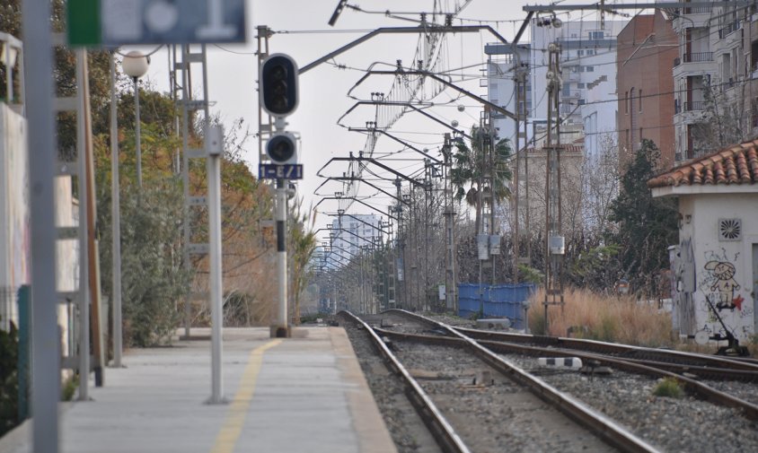 Aspecte de les vies del tren des de la "vella" estació de tren de Cambrils