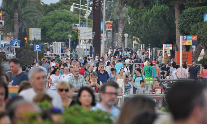 Imatge d'arxiu de gent passejant pel passeig marítim de Cambrils