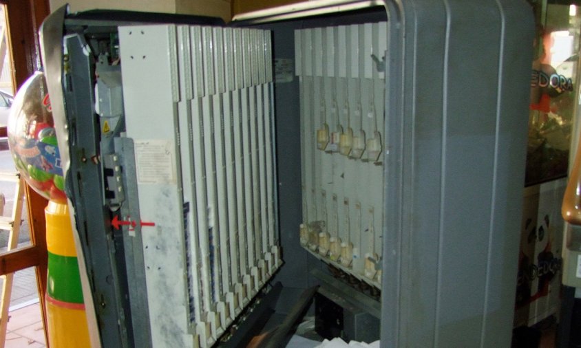 Imatge d'una màquina expenedora de paquets de tabac rebentada durant un dels robatoris