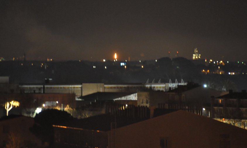 Imatge de l'incendi al complex químic de Tarragona des d'un edifici de Cambrils